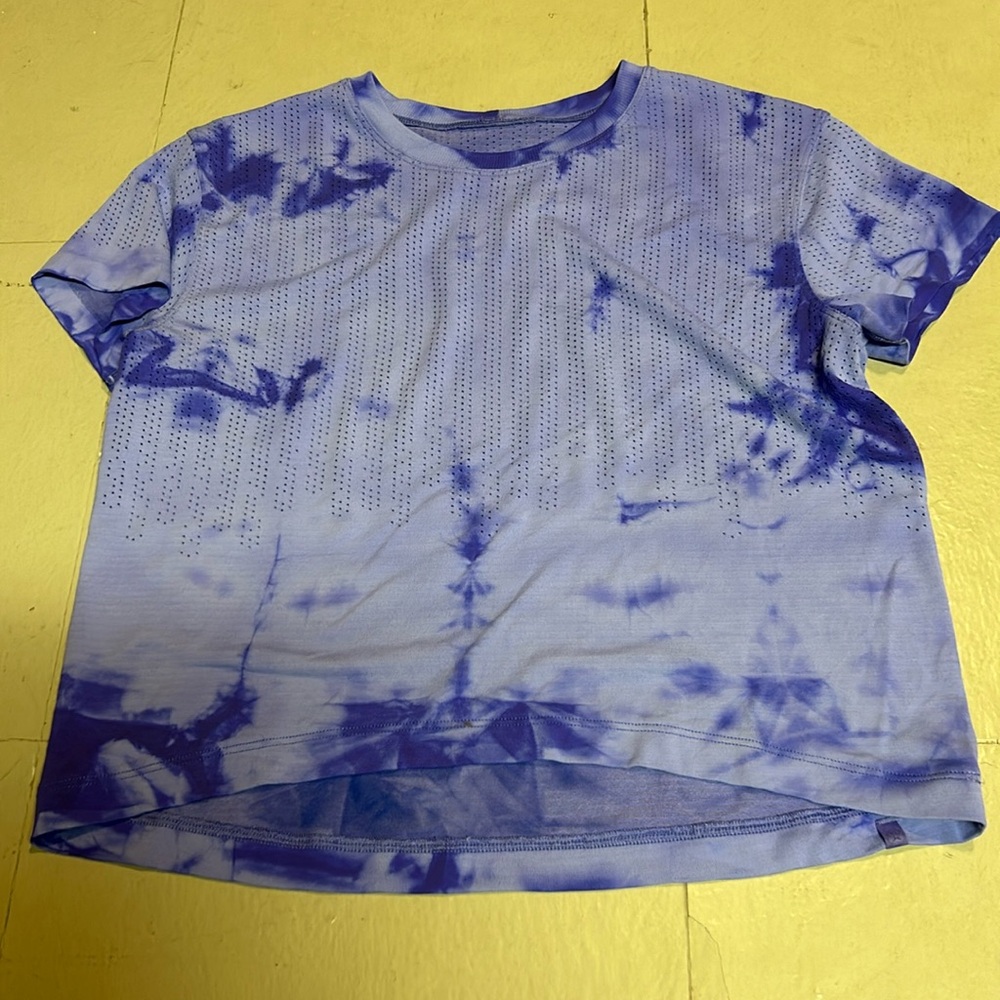 Lululemon rain stripe marble dye charged in indigo train to be short sleeve.